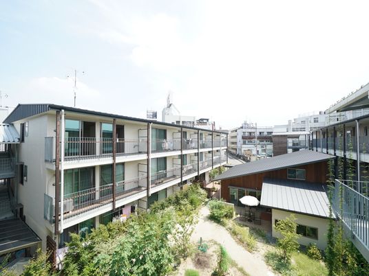 緑豊かな施設の中庭
