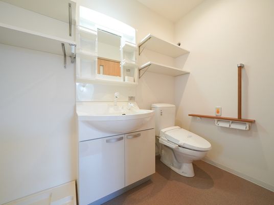 バリアフリーなトイレ洗面台