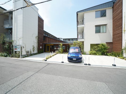 施設正面のエントランス
