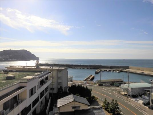 海が見える居室の窓