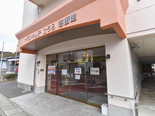 明るいエントランスの外観
