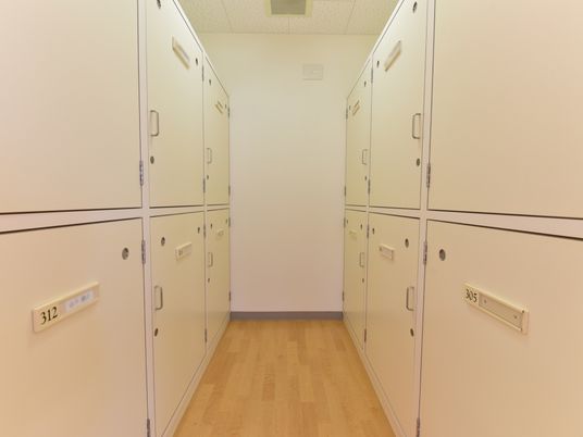 収納庫が整然と並ぶ廊下