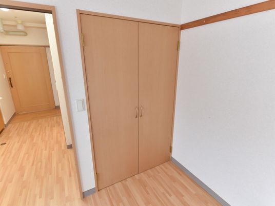清潔な居室の片引き戸