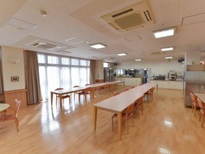 明るい共有ダイニングエリア