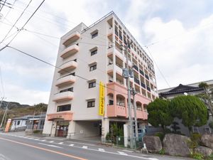多階建ての明るい外観