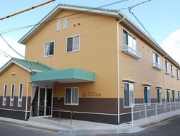黄色い建物の外観