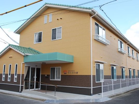 黄色の壁の明るい外観