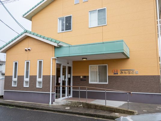 黄色の建物と入口