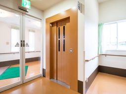 明るい廊下のエレベーター