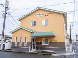 黄色い壁の建物外観