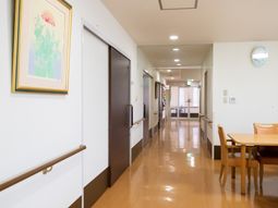 廊下にアートと手すり