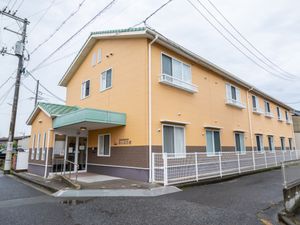 明るい色の外観の建物