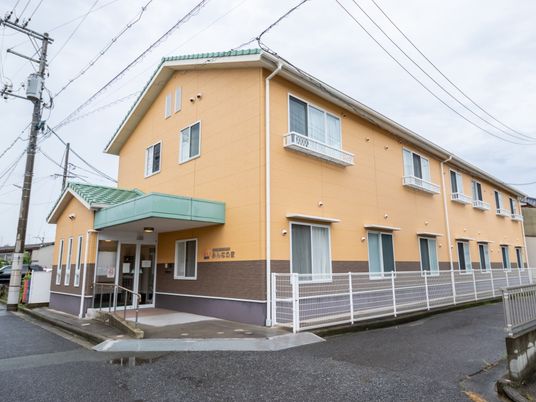明るい色の外観の建物