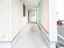 明るい廊下の風景