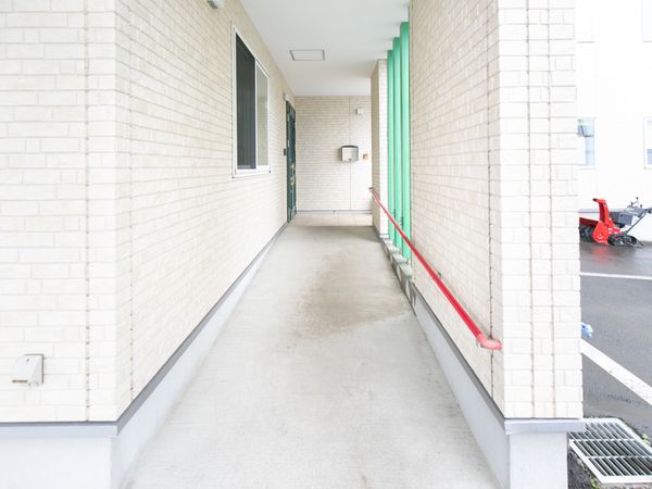 明るい廊下の風景