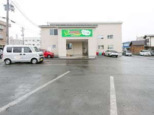 明るい外観の建物