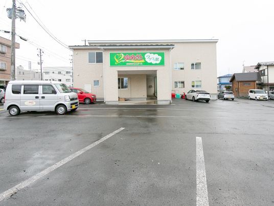明るい外観の建物
