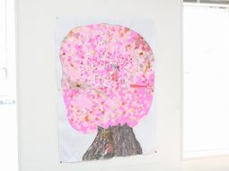 壁に掲示された桜のモザイクアート