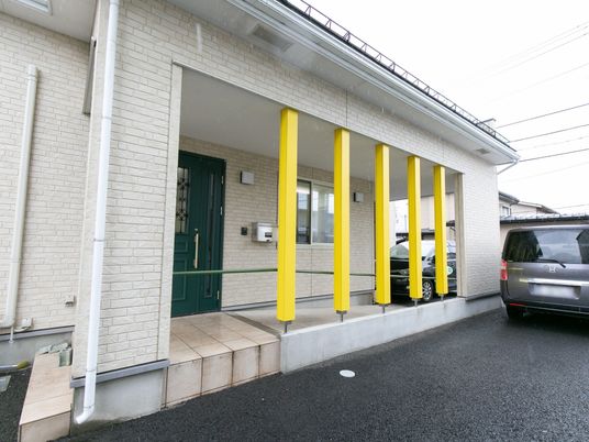 エントランスの明るい外観