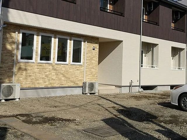 建物外観 外観   落ち着いた色合いの外壁と大きな窓が見える建物です。日差しが差し込む明るさが感じられます。