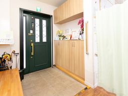 エントランスと受付エリア