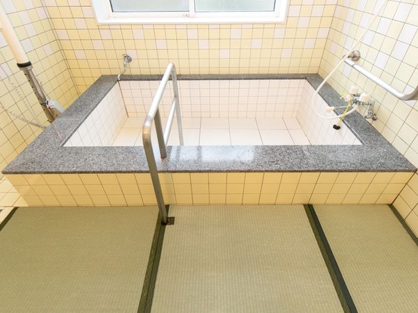 手すり付き安全な浴室