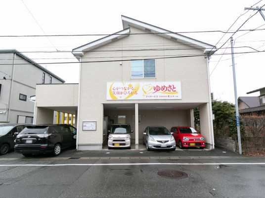 明るい外観の建物正面