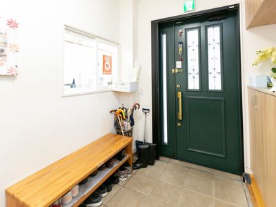 玄関に設置されたベンチと傘立て