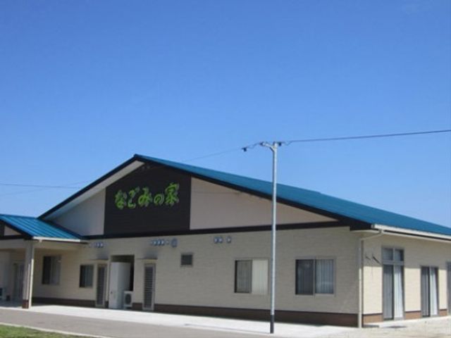 明るい外観の建物 外観 広々とした敷地に建つ、開放感のあふれる外観です。職員や訪問者が気持ちよく過ごせる、明るい雰囲気が感じられます。