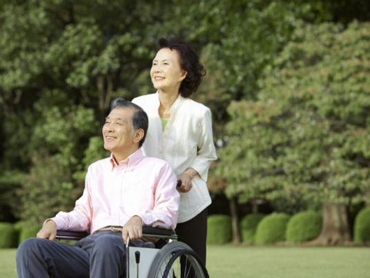 車椅子の方と支援者の外観