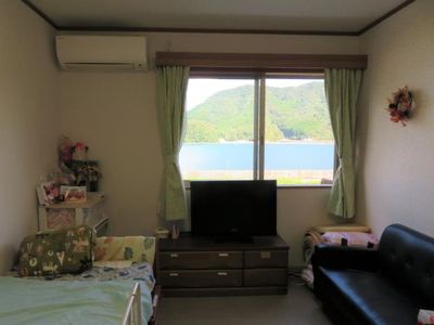 湖を望む明るい居室