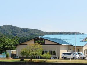 山に囲まれた建物