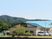 山に囲まれた建物