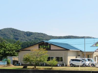山に囲まれた建物