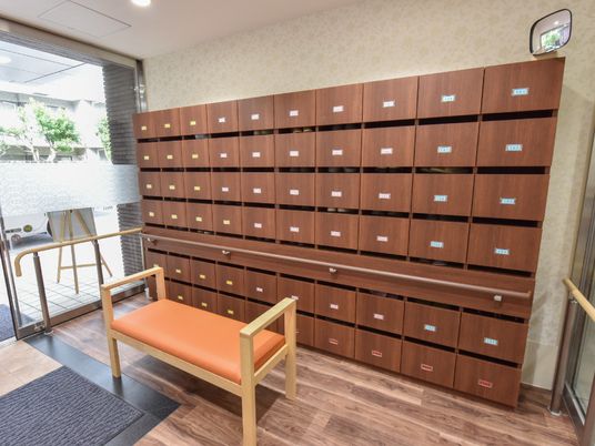居室番号が付いた木製の棚