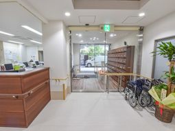 明るいエントランスの様子