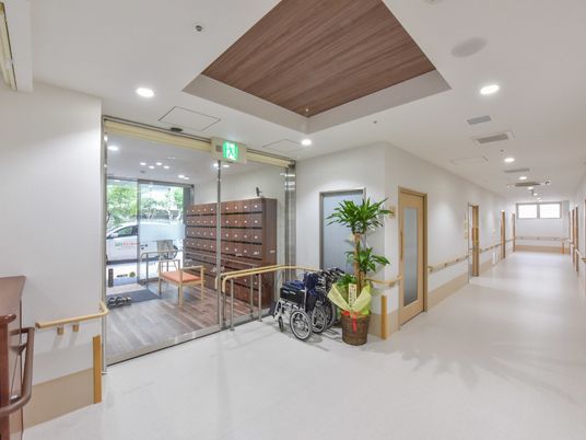 明るく広々した廊下