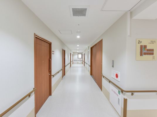 清潔な施設の廊下