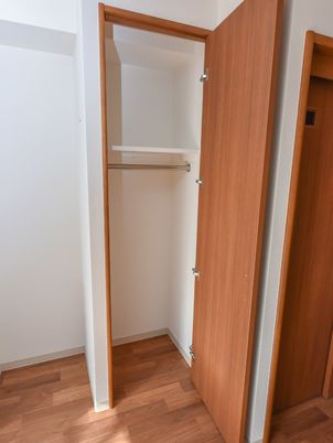 整頓された居室のクローゼット