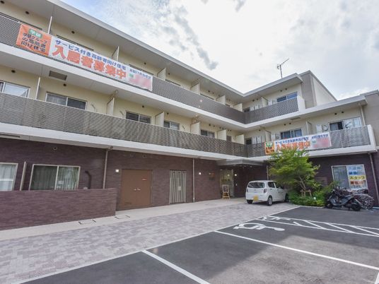 多階層の建物の外観