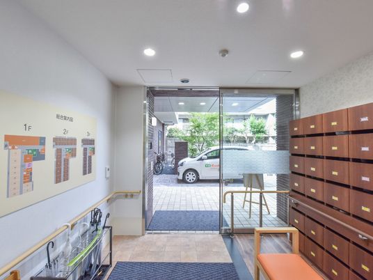 エントランス入口と掲示板