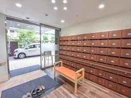 エントランスの靴箱とベンチ