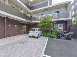 明るいエントランスの施設外観