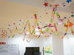 カラフルな飾り付けのリビング