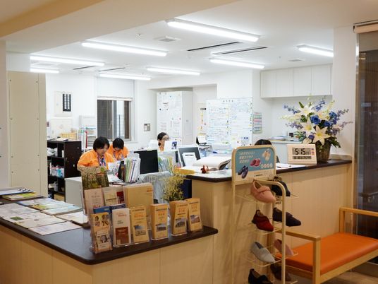 スタッフが働くフロント
