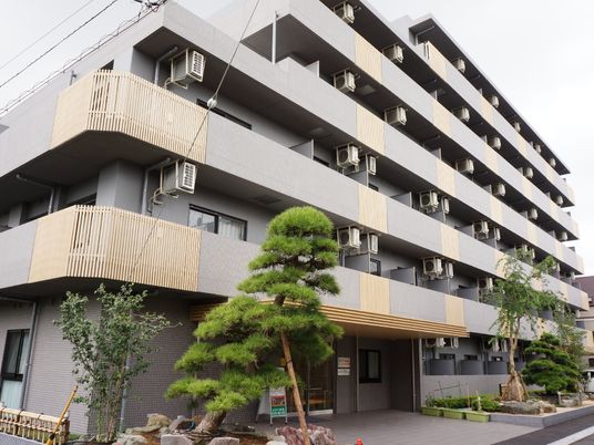 現代的な建物の外観