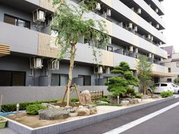 多階建て建物と植栽