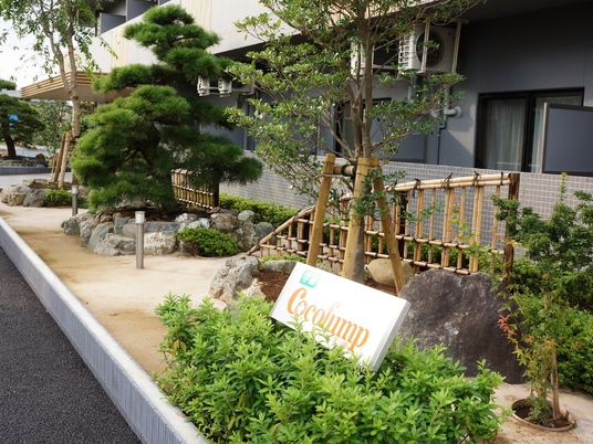 緑豊かな施設の中庭