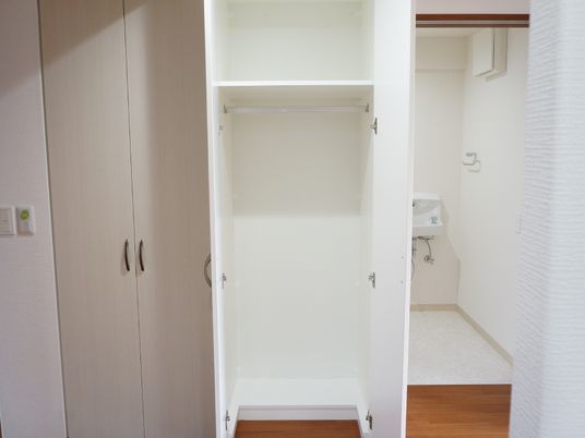 開いたクローゼットの中