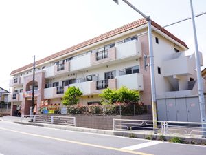 明るく広々とした外観